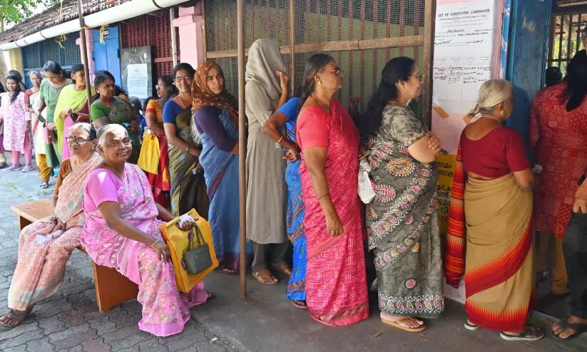 എങ്ങും സ്ത്രീകളുടെ നീണ്ടനിര