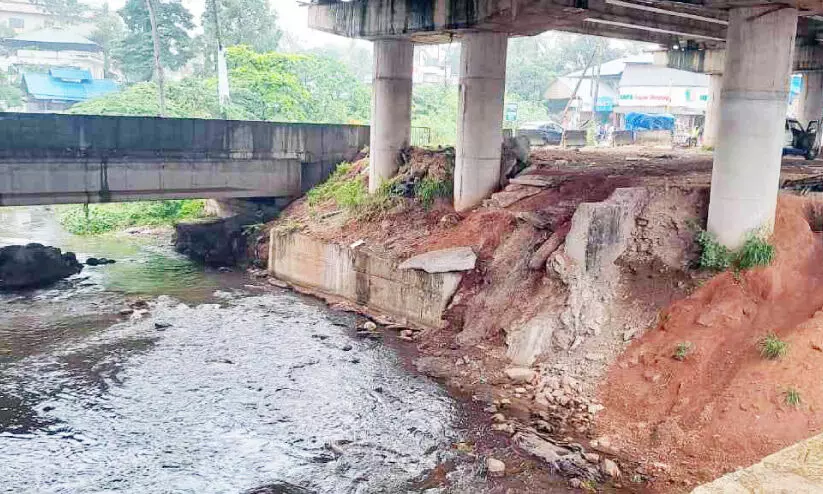 അയത്തിൽ ജങ്ഷനിലെ മേൽപാലം: ഭീതിയിൽ നാട്ടുകാർ