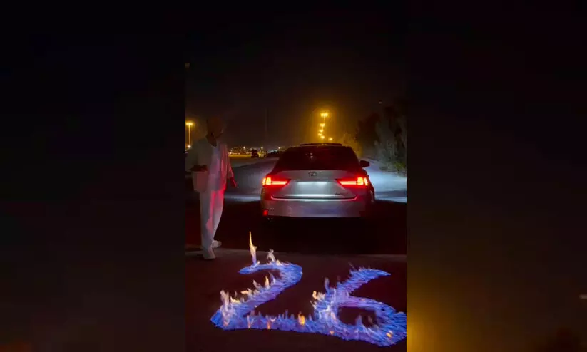 ദുബൈയിൽ റോഡിൽ തീയിട്ട് ജന്മദിനാഘോഷം; യുവാവ് അറസ്റ്റിൽ ദുബൈയിൽ റോഡിൽ തീയിട്ട് ജന്മദിനാഘോഷം; യുവാവ് അറസ്റ്റിൽ