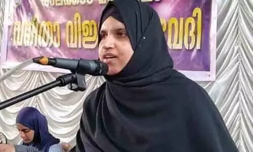 സ്കൂട്ടറിൽനിന്ന് വീണ യുവതി ലോറി കയറി മരിച്ചു; അപകടം വോട്ട് ചെയ്ത് ഭർത്താവിനൊപ്പം മടങ്ങുമ്പോൾ; മരിച്ചത് എം.ജി.എം സംസ്ഥാന സെക്രട്ടറി സ്കൂട്ടറിൽനിന്ന് വീണ യുവതി ലോറി കയറി മരിച്ചു; അപകടം വോട്ട് ചെയ്ത് ഭർത്താവിനൊപ്പം മടങ്ങുമ്പോൾ; മരിച്ചത് എം.ജി.എം സംസ്ഥാന സെക്രട്ടറി