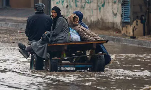 ഗസ്സയിൽ കനത്തമഴ, ടെന്റുകളിൽ വെള്ളംകയറി; അതിശൈത്യത്തിൽ എട്ടുമാസം പ്രായമുള്ള കുഞ്ഞ് മരിച്ചു