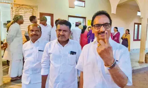 ഇത്തവണയും ആദ്യ വോട്ടറായി കെ.പി. മോഹനൻ ഇത്തവണയും ആദ്യ വോട്ടറായി കെ.പി. മോഹനൻ