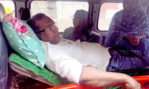 റാ​സി​ഖ് ചേ​ക്കാ​ലി വോ​ട്ടു ചെ​യ്യാ​നെ​ത്തി​യ​ത് ആം​ബു​ല​ൻ​സി​ൽ