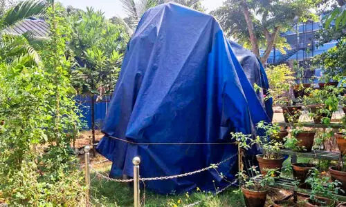 ചി(ഹ്)ന്ന പ്രശ്നം; ആനപ്രതിമ മൂടിക്കെട്ടി ചി(ഹ്)ന്ന പ്രശ്നം; ആനപ്രതിമ മൂടിക്കെട്ടി