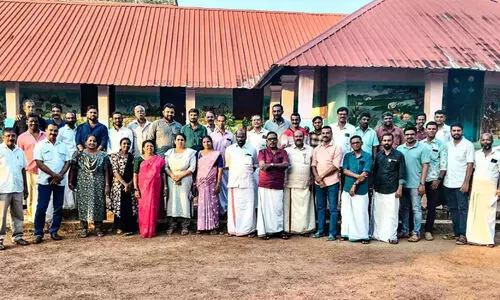 രാഷ്ട്രീയ ഭിന്നത മറന്ന് സ്ഥാനാര്ഥികളും പോളിങ് ഏജന്റുമാരും ഒത്തുചേര്ന്നു രാഷ്ട്രീയ ഭിന്നത മറന്ന് സ്ഥാനാര്ഥികളും പോളിങ് ഏജന്റുമാരും ഒത്തുചേര്ന്നു