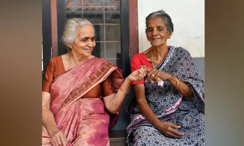 പഴയ ഓർമകളും ചിരിയും മായാതെ അന്നമ്മയും മറിയാമ്മയും പഴയ ഓർമകളും ചിരിയും മായാതെ അന്നമ്മയും മറിയാമ്മയും