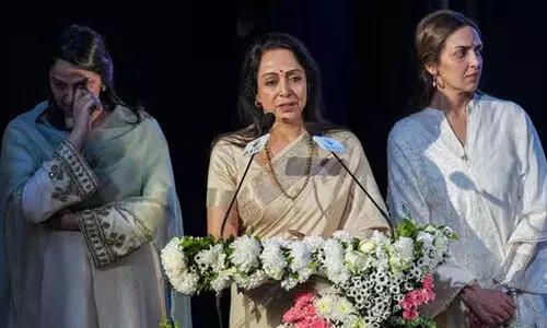 ധർമേന്ദ്ര ബാക്കിയാക്കി മടങ്ങിയ ആഗ്രഹം...; വേദിയിൽ വിതുമ്പി ഹേമമാലിനി ധർമേന്ദ്ര ബാക്കിയാക്കി മടങ്ങിയ ആഗ്രഹം...; വേദിയിൽ വിതുമ്പി ഹേമമാലിനി