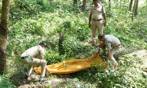 ദുർഗന്ധകാരണം തേടി ഇറങ്ങിയവർ ഞെട്ടി; റബർ പുരയിടത്തിൽ ജീർണിച്ച മൃതദേഹം ദുർഗന്ധകാരണം തേടി ഇറങ്ങിയവർ ഞെട്ടി; റബർ പുരയിടത്തിൽ ജീർണിച്ച മൃതദേഹം