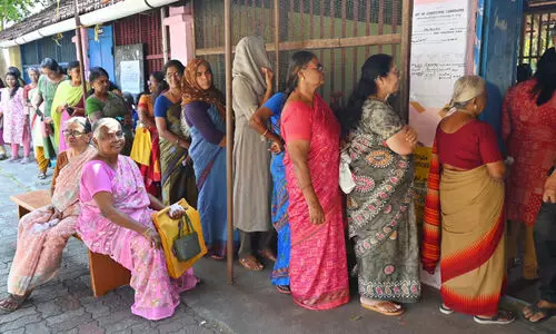 എങ്ങും സ്ത്രീകളുടെ നീണ്ടനിര എങ്ങും സ്ത്രീകളുടെ നീണ്ടനിര