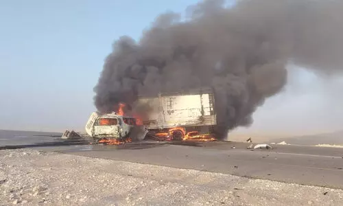 ഹൈമ മക്ഷനിൽ സലാല റോഡിൽ വാഹനങ്ങൾ കൂട്ടിയിടിച്ച് കത്തി; രണ്ട് മരണം ഹൈമ മക്ഷനിൽ സലാല റോഡിൽ വാഹനങ്ങൾ കൂട്ടിയിടിച്ച് കത്തി; രണ്ട് മരണം