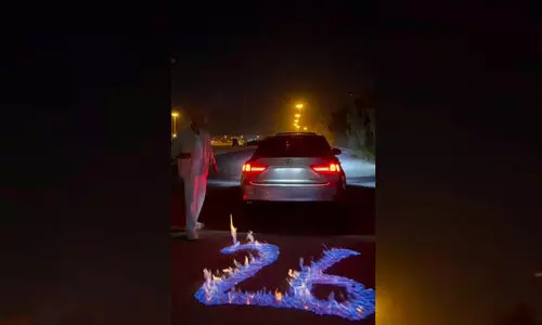 ദുബൈയിൽ റോഡിൽ തീയിട്ട് ജന്മദിനാഘോഷം; യുവാവ് അറസ്റ്റിൽ ദുബൈയിൽ റോഡിൽ തീയിട്ട് ജന്മദിനാഘോഷം; യുവാവ് അറസ്റ്റിൽ