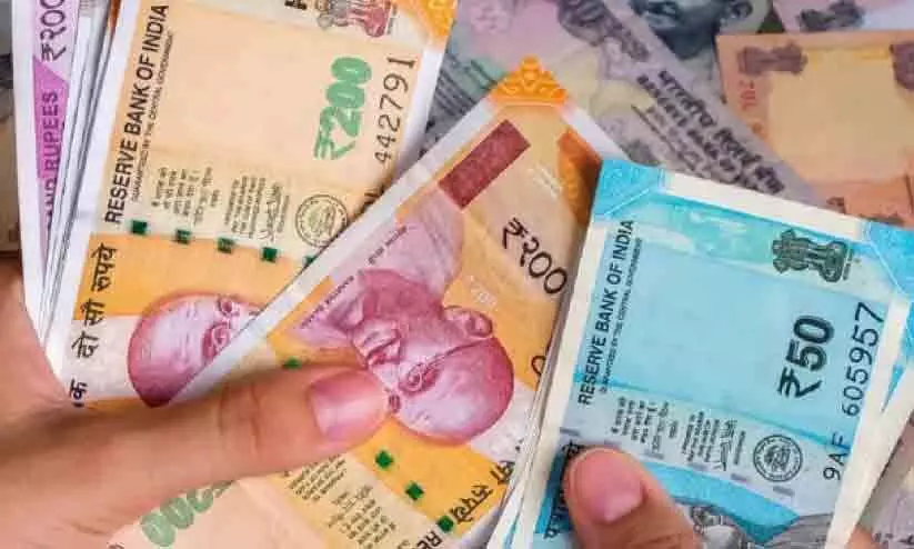 രൂപക്ക് ഇടിവ്, കുതിച്ചുകയറി ദീനാർ; കോളടിച്ച് പ്രവാസികൾ രൂപക്ക് ഇടിവ്, കുതിച്ചുകയറി ദീനാർ; കോളടിച്ച് പ്രവാസികൾ