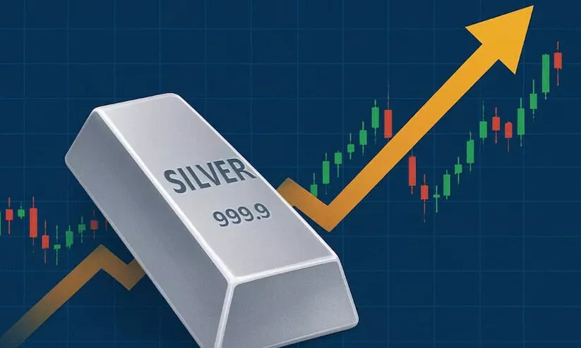 പൊന്നിനേക്കാൾ തിളങ്ങി വെള്ളി; വില രണ്ട് ലക്ഷം കടന്നു പൊന്നിനേക്കാൾ തിളങ്ങി വെള്ളി; വില രണ്ട് ലക്ഷം കടന്നു