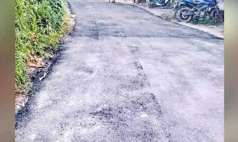 കെൽട്രോൺ റോഡ് പറ്റിക്കൽ അറ്റകുറ്റപ്പണി; ടാർ കുറഞ്ഞതുമൂലം ഒറ്റ ദിവസംകൊണ്ട് മെറ്റൽ ഇളകി കെൽട്രോൺ റോഡ് പറ്റിക്കൽ അറ്റകുറ്റപ്പണി; ടാർ കുറഞ്ഞതുമൂലം ഒറ്റ ദിവസംകൊണ്ട് മെറ്റൽ ഇളകി