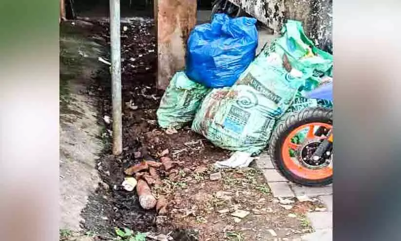 ശൗചാലയ മാലിന്യം വീണ്ടും ഓടയിലേക്ക്; ദുർഗന്ധംമൂലം വ്യാപാരികൾ ദുരിതത്തിൽ ശൗചാലയ മാലിന്യം വീണ്ടും ഓടയിലേക്ക്; ദുർഗന്ധംമൂലം വ്യാപാരികൾ ദുരിതത്തിൽ