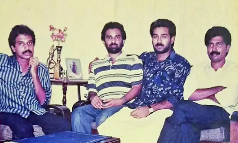 ‘മിഖായേലിന്റെ സന്തതികൾ’ സീരിയൽ ചർച്ചക്കിടെ കഥാകൃത്ത് രാജേഷ് നാരായണൻ, ജോർജ് സോജൻ, പി.എഫ്. മാത്യൂസ് എന്നിവർക്കൊപ്പം നടൻ ബിജു മേനോൻ