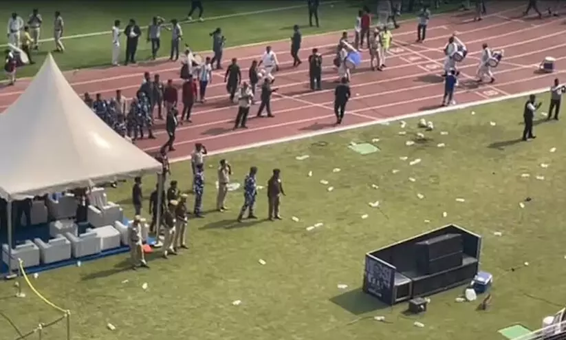 മെസ്സി 10 മിനിറ്റിനകം മടങ്ങി; കൊൽക്കത്ത സ്റ്റേഡിയത്തിൽ വൻ സംഘർഷം മെസ്സി 10 മിനിറ്റിനകം മടങ്ങി; കൊൽക്കത്ത സ്റ്റേഡിയത്തിൽ വൻ സംഘർഷം