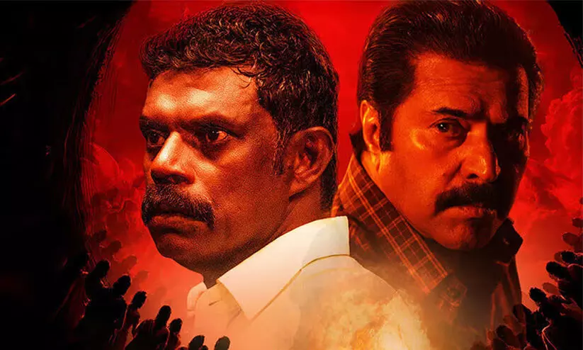 നീലവെളിച്ചത്തിൽ കറുപ്പണിഞ്ഞാടുന്ന വേഷപ്പകർച്ച നീലവെളിച്ചത്തിൽ കറുപ്പണിഞ്ഞാടുന്ന വേഷപ്പകർച്ച