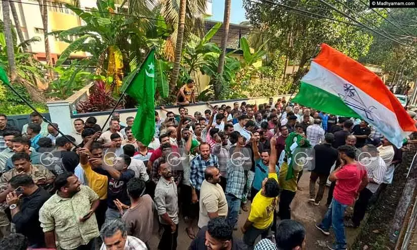 കോഴിക്കോട് ഇടത് കോട്ട തകർത്ത് യു.ഡി.എഫ് പടയോട്ടം; ബാലുശ്ശേരി, പേരാമ്പ്ര, ചെറുവണ്ണൂർ, ചേമഞ്ചേരി പഞ്ചായത്തുകളിൽ അട്ടിമറി; യു.ഡി.എഫിന് 38ഉം, എൽ.ഡി.എഫിന് 27ഉം പഞ്ചായത്തുകൾ കോഴിക്കോട് ഇടത് കോട്ട തകർത്ത് യു.ഡി.എഫ് പടയോട്ടം; ബാലുശ്ശേരി, പേരാമ്പ്ര, ചെറുവണ്ണൂർ, ചേമഞ്ചേരി പഞ്ചായത്തുകളിൽ അട്ടിമറി; യു.ഡി.എഫിന് 38ഉം, എൽ.ഡി.എഫിന് 27ഉം പഞ്ചായത്തുകൾ