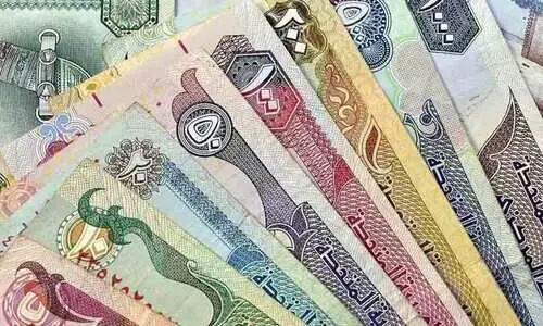 രൂപയുടെ മൂല്യം വീണ്ടും ഇടിഞ്ഞു; വിനിമയ നിരക്കിൽ നേട്ടം രൂപയുടെ മൂല്യം വീണ്ടും ഇടിഞ്ഞു; വിനിമയ നിരക്കിൽ നേട്ടം