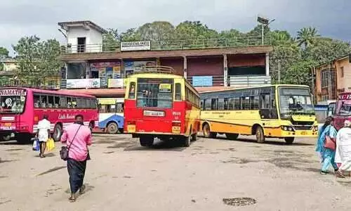 കണ്ണടച്ച് അധികൃതർ കയറിയിറങ്ങി തമിഴ്നാട് ബസ്; കുമളി സ്റ്റാൻഡിൽ കുരുക്ക് കണ്ണടച്ച് അധികൃതർ കയറിയിറങ്ങി തമിഴ്നാട് ബസ്; കുമളി സ്റ്റാൻഡിൽ കുരുക്ക്