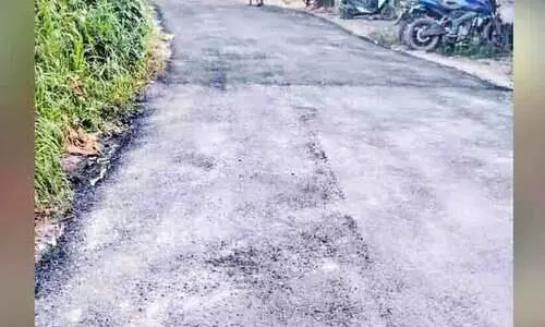 കെൽട്രോൺ റോഡ് പറ്റിക്കൽ അറ്റകുറ്റപ്പണി; ടാർ കുറഞ്ഞതുമൂലം ഒറ്റ ദിവസംകൊണ്ട് മെറ്റൽ ഇളകി കെൽട്രോൺ റോഡ് പറ്റിക്കൽ അറ്റകുറ്റപ്പണി; ടാർ കുറഞ്ഞതുമൂലം ഒറ്റ ദിവസംകൊണ്ട് മെറ്റൽ ഇളകി