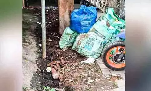 ശൗചാലയ മാലിന്യം വീണ്ടും ഓടയിലേക്ക്; ദുർഗന്ധംമൂലം വ്യാപാരികൾ ദുരിതത്തിൽ ശൗചാലയ മാലിന്യം വീണ്ടും ഓടയിലേക്ക്; ദുർഗന്ധംമൂലം വ്യാപാരികൾ ദുരിതത്തിൽ