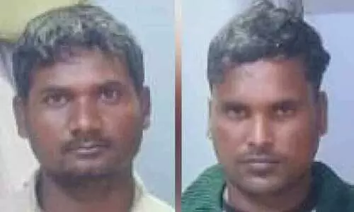 വാളയാറിൽ 3.5 കിലോഗ്രാം കഞ്ചാവുമായി രണ്ട് യുവാക്കൾ അറസ്റ്റിൽ വാളയാറിൽ 3.5 കിലോഗ്രാം കഞ്ചാവുമായി രണ്ട് യുവാക്കൾ അറസ്റ്റിൽ