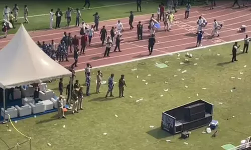 മെസ്സി 10 മിനിറ്റിനകം മടങ്ങി; കൊൽക്കത്ത സ്റ്റേഡിയത്തിൽ വൻ സംഘർഷം മെസ്സി 10 മിനിറ്റിനകം മടങ്ങി; കൊൽക്കത്ത സ്റ്റേഡിയത്തിൽ വൻ സംഘർഷം