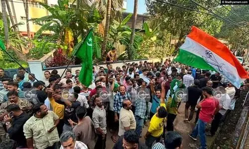 കോഴിക്കോട് ഇടത് കോട്ട തകർത്ത് യു.ഡി.എഫ് പടയോട്ടം; ബാലുശ്ശേരി, പേരാമ്പ്ര, ചെറുവണ്ണൂർ, ചേമഞ്ചേരി പഞ്ചായത്തുകളിൽ അട്ടിമറി; യു.ഡി.എഫിന് 38ഉം, എൽ.ഡി.എഫിന് 27ഉം പഞ്ചായത്തുകൾ കോഴിക്കോട് ഇടത് കോട്ട തകർത്ത് യു.ഡി.എഫ് പടയോട്ടം; ബാലുശ്ശേരി, പേരാമ്പ്ര, ചെറുവണ്ണൂർ, ചേമഞ്ചേരി പഞ്ചായത്തുകളിൽ അട്ടിമറി; യു.ഡി.എഫിന് 38ഉം, എൽ.ഡി.എഫിന് 27ഉം പഞ്ചായത്തുകൾ