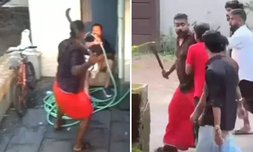 വടിവാളുമായി വീടുകളിലെത്തിയും ബോംബെറിഞ്ഞും സി.പി.എം പ്രവർത്തകരുടെ ആക്രമണം; കണ്ണൂർ പാനൂർ മേഖലയിൽ വ്യാപക സംഘർഷം വടിവാളുമായി വീടുകളിലെത്തിയും ബോംബെറിഞ്ഞും സി.പി.എം പ്രവർത്തകരുടെ ആക്രമണം; കണ്ണൂർ പാനൂർ മേഖലയിൽ വ്യാപക സംഘർഷം