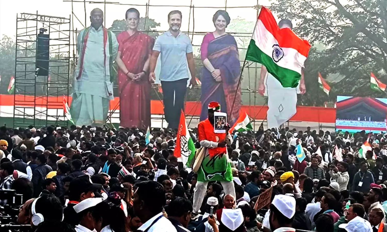 ബാലറ്റ് പേപ്പറിൽ മത്സരിക്കാൻ ബി.ജെ.പിയെ വെല്ലുവിളിച്ച് രാഹുലിന്റെയും പ്രിയങ്കയുടെയും നേതൃത്വത്തിൽ കൂറ്റൻ ‘വോട്ട് ചോർ’ റാലി