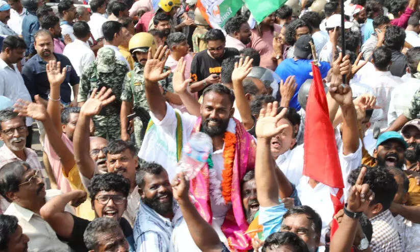 ഇടതൊഴിഞ്ഞു, കൊല്ലം വലത്തേക്ക് ഇടതൊഴിഞ്ഞു, കൊല്ലം വലത്തേക്ക്