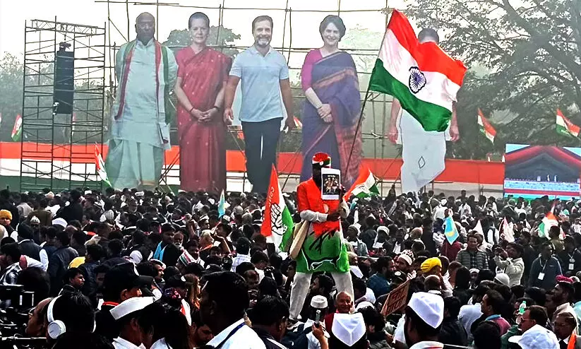 ബാലറ്റ് പേപ്പറിൽ മത്സരിക്കാൻ ബി.ജെ.പിയെ വെല്ലുവിളിച്ച് രാഹുലിന്റെയും പ്രിയങ്കയുടെയും നേതൃത്വത്തിൽ കൂറ്റൻ ‘വോട്ട് ചോർ’ റാലി ബാലറ്റ് പേപ്പറിൽ മത്സരിക്കാൻ ബി.ജെ.പിയെ വെല്ലുവിളിച്ച് രാഹുലിന്റെയും പ്രിയങ്കയുടെയും നേതൃത്വത്തിൽ കൂറ്റൻ ‘വോട്ട് ചോർ’ റാലി