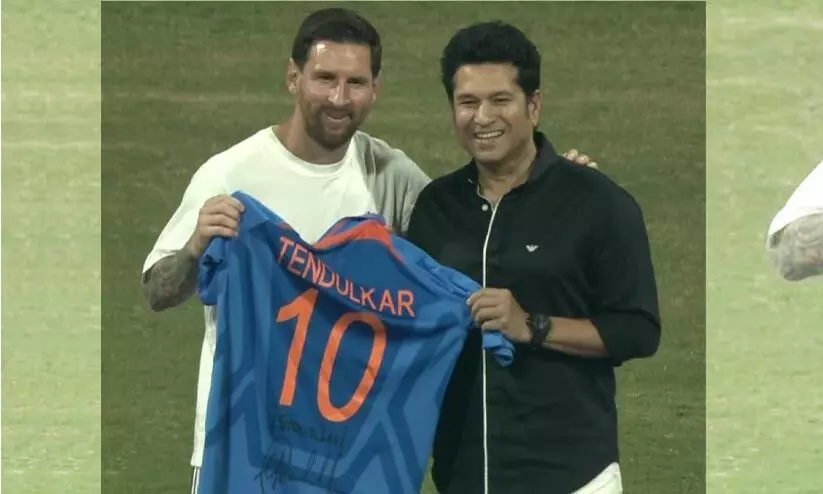 മുംബൈയിൽ മെസ്സിമാനിയ; വാംഖഡെയിൽ ഇതിഹാസ സംഗമം; ലയണൽ മെസ്സിക്ക് ഇന്ത്യൻ ജഴ്സി സമ്മാനിച്ച് സചിൻ ടെണ്ടുൽക്കർ മുംബൈയിൽ മെസ്സിമാനിയ; വാംഖഡെയിൽ ഇതിഹാസ സംഗമം; ലയണൽ മെസ്സിക്ക് ഇന്ത്യൻ ജഴ്സി സമ്മാനിച്ച് സചിൻ ടെണ്ടുൽക്കർ