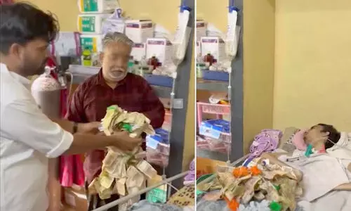 ‘എന്റെ കുഞ്ഞനുജൻ അബുവിന്...’; തനിക്ക് ലഭിച്ച നോട്ട് മാലകൾ കിടപ്പുരോഗിക്ക് നൽകി വിജയിച്ച യു.ഡി.എഫ് സ്ഥാനാർഥി ‘എന്റെ കുഞ്ഞനുജൻ അബുവിന്...’; തനിക്ക് ലഭിച്ച നോട്ട് മാലകൾ കിടപ്പുരോഗിക്ക് നൽകി വിജയിച്ച യു.ഡി.എഫ് സ്ഥാനാർഥി