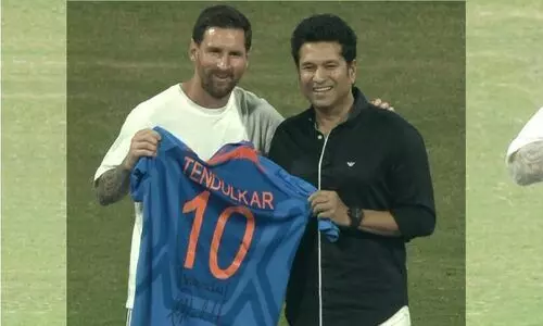 മുംബൈയിൽ മെസ്സിമാനിയ; വാംഖഡെയിൽ ഇതിഹാസ സംഗമം; ലയണൽ മെസ്സിക്ക് ഇന്ത്യൻ ജഴ്സി സമ്മാനിച്ച് സചിൻ ടെണ്ടുൽക്കർ മുംബൈയിൽ മെസ്സിമാനിയ; വാംഖഡെയിൽ ഇതിഹാസ സംഗമം; ലയണൽ മെസ്സിക്ക് ഇന്ത്യൻ ജഴ്സി സമ്മാനിച്ച് സചിൻ ടെണ്ടുൽക്കർ