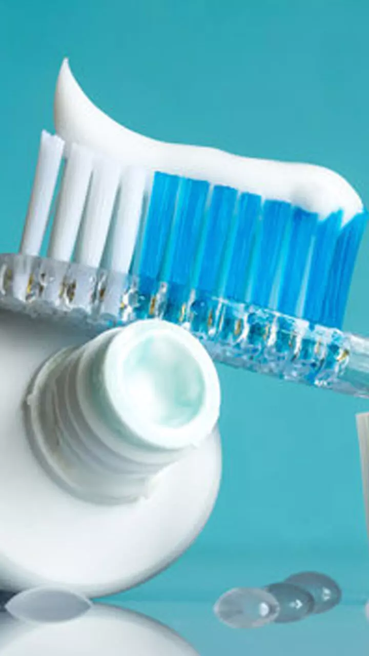 കറ കളയൽ മുതൽ പശ വരെ.. ടൂത്ത് പേസ്റ്റിന്റെ ആരുമറിയാത്ത ഗുണങ്ങൾ കറ കളയൽ മുതൽ പശ വരെ.. ടൂത്ത് പേസ്റ്റിന്റെ ആരുമറിയാത്ത ഗുണങ്ങൾ