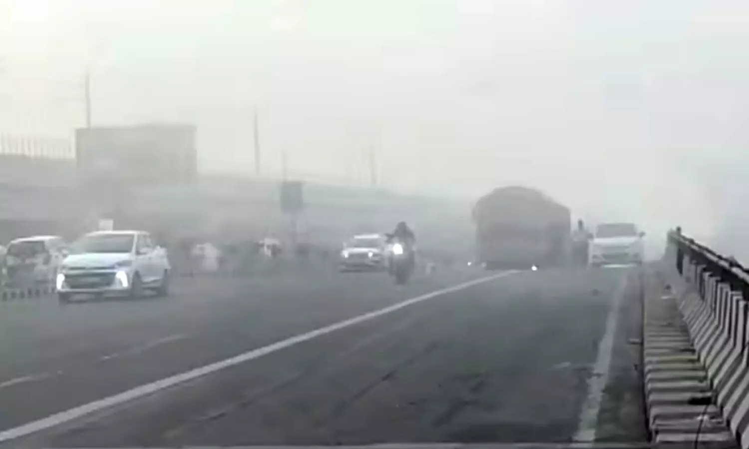 ഡൽഹിയിൽ പുകമഞ്ഞ് രൂക്ഷം; 66 വിമാനങ്ങൾ റദ്ദാക്കി, വൈകിയോടുന്നത് 60 ട്രെയിനുകൾ