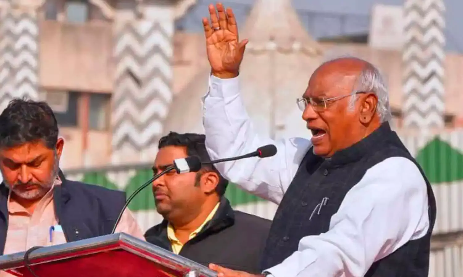 മകന് എട്ടുമണിക്കൂർ ശസ്ത്രക്രിയ ബംഗളൂരുവിൽ; മോദിക്കെതിരെ സമരമുഖത്ത് ഉറച്ചുനിന്ന ഖാർഗേ ​ഡൽഹിയിൽ