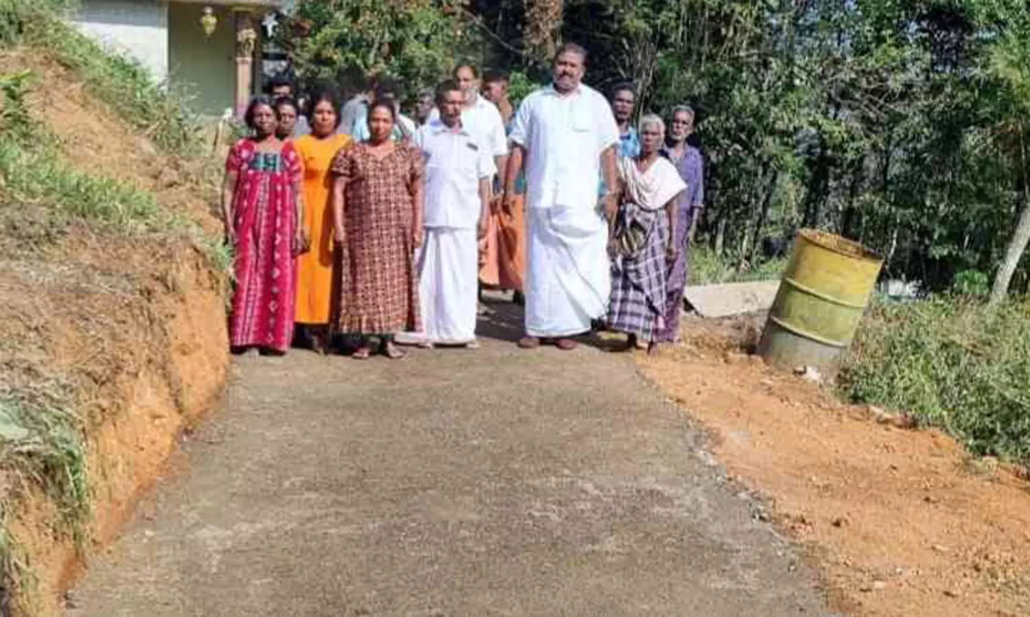 സ്ഥലം വാങ്ങി റോഡുണ്ടാക്കി കോൺക്രീറ്റ് ചെയ്ത് നൽകി...; വോട്ട് തേടിയെത്തിയപ്പോൾ നൽകിയ വാഗ്ദാനം പാലിച്ച് പരാജയപ്പെട്ട സ്ഥാനാർഥി