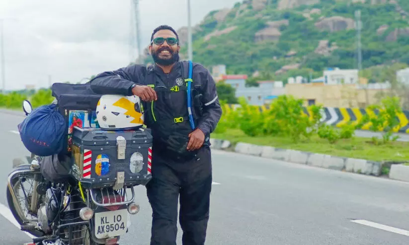 സഞ്ചരിക്കുന്ന സിനിമ കൊട്ടകയുമായി ഷമീം ഇന്ന് ബംഗളൂരുവിൽ സഞ്ചരിക്കുന്ന സിനിമ കൊട്ടകയുമായി ഷമീം ഇന്ന് ബംഗളൂരുവിൽ