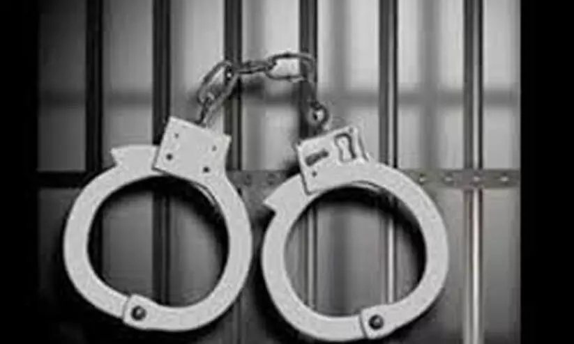 ഫേസ്ബുക്ക് വഴി ഹണി ട്രാപ്; യുവതിയും മാതാവും അറസ്റ്റിൽ ഫേസ്ബുക്ക് വഴി ഹണി ട്രാപ്; യുവതിയും മാതാവും അറസ്റ്റിൽ