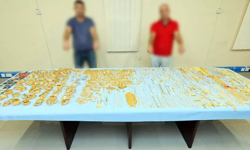 മസ്കത്തിൽ 10 ലക്ഷം റിയാലിന്റെ സ്വർണക്കൊള്ള; പ്രതികൾ പിടിയിൽ മസ്കത്തിൽ 10 ലക്ഷം റിയാലിന്റെ സ്വർണക്കൊള്ള; പ്രതികൾ പിടിയിൽ