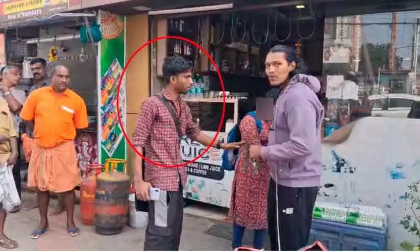 പെൺകുട്ടിക്ക് നേരെ അശ്ലീല പ്രയോഗം നടത്തിയെന്ന്; യുവാവിന്റെ തല അടിച്ചുപൊട്ടിച്ചു പെൺകുട്ടിക്ക് നേരെ അശ്ലീല പ്രയോഗം നടത്തിയെന്ന്; യുവാവിന്റെ തല അടിച്ചുപൊട്ടിച്ചു