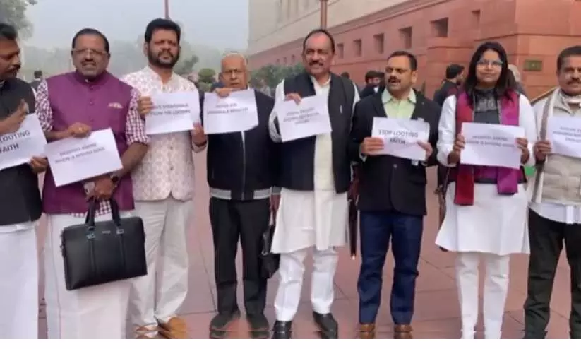 ‘പോറ്റിയേ കേറ്റിയേ, സ്വര്ണം ചെമ്പായ് മാറ്റിയേ..’; പാർലമെന്റ് കവാടത്തിൽ പാട്ടുപാടി എം.പിമാരുടെ പ്രതിഷേധം ‘പോറ്റിയേ കേറ്റിയേ, സ്വര്ണം ചെമ്പായ് മാറ്റിയേ..’; പാർലമെന്റ് കവാടത്തിൽ പാട്ടുപാടി എം.പിമാരുടെ പ്രതിഷേധം