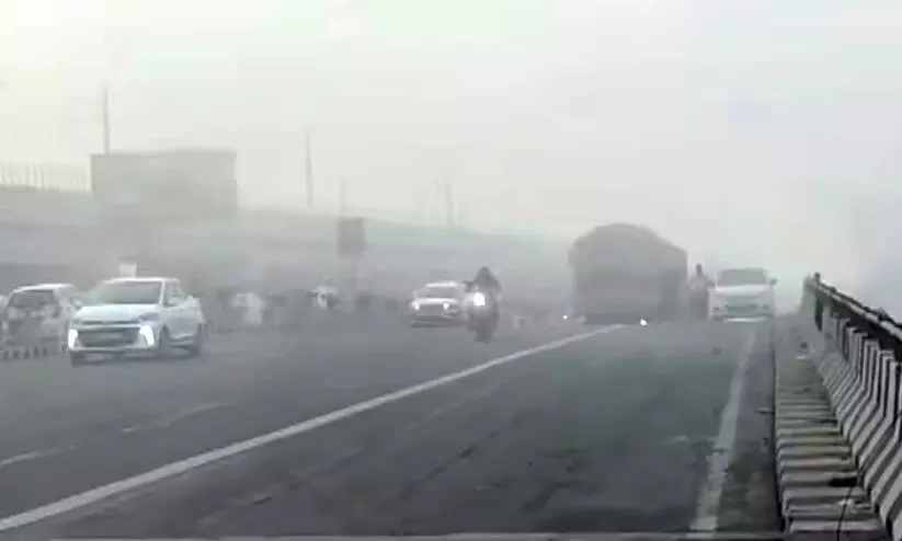 ഡൽഹിയിൽ പുകമഞ്ഞ് രൂക്ഷം; 66 വിമാനങ്ങൾ റദ്ദാക്കി, വൈകിയോടുന്നത് 60 ട്രെയിനുകൾ ഡൽഹിയിൽ പുകമഞ്ഞ് രൂക്ഷം; 66 വിമാനങ്ങൾ റദ്ദാക്കി, വൈകിയോടുന്നത് 60 ട്രെയിനുകൾ