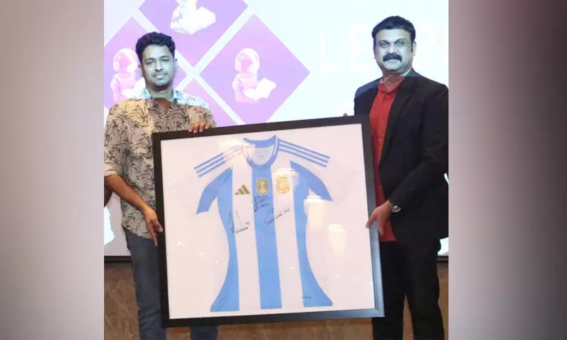 ലുലു എക്സ്ചേഞ്ച് ഗിവ് എവേ മത്സരം; വിജയിക്ക് മെസ്സി ഒപ്പു വെച്ച ജഴ്സി കൈമാറി ലുലു എക്സ്ചേഞ്ച് ഗിവ് എവേ മത്സരം; വിജയിക്ക് മെസ്സി ഒപ്പു വെച്ച ജഴ്സി കൈമാറി