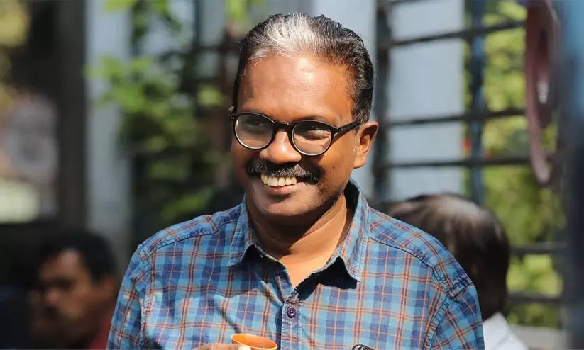 പാർശ്വവൽക്കരിക്കപ്പെട്ട സമൂഹത്തിന്റെ കഥകളെ മാന്യതയോടെ സമീപിക്കണം -ഡോ. ബിജു പാർശ്വവൽക്കരിക്കപ്പെട്ട സമൂഹത്തിന്റെ കഥകളെ മാന്യതയോടെ സമീപിക്കണം -ഡോ. ബിജു