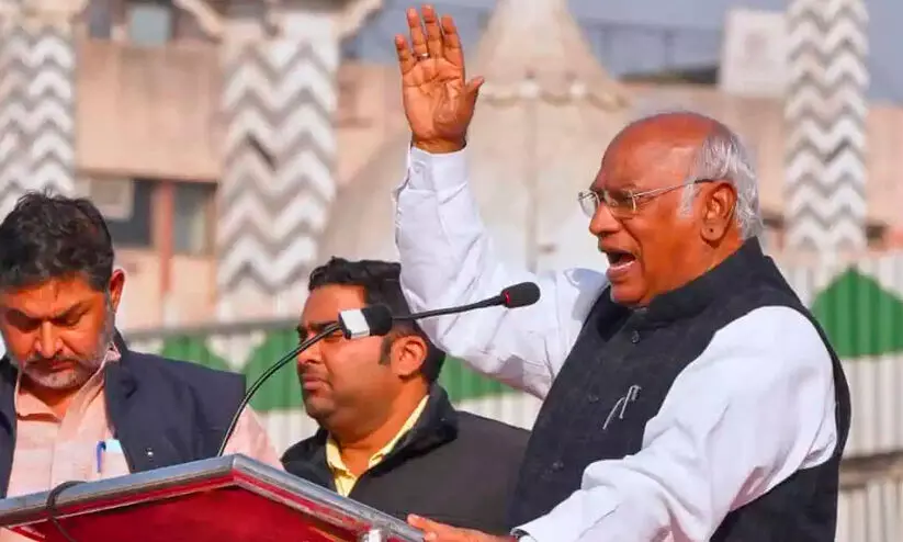 മകന് എട്ടുമണിക്കൂർ ശസ്ത്രക്രിയ ബംഗളൂരുവിൽ; മോദിക്കെതിരെ സമരമുഖത്ത് ഉറച്ചുനിന്ന ഖാർഗേ ഡെൽഹിയിൽ മകന് എട്ടുമണിക്കൂർ ശസ്ത്രക്രിയ ബംഗളൂരുവിൽ; മോദിക്കെതിരെ സമരമുഖത്ത് ഉറച്ചുനിന്ന ഖാർഗേ ഡെൽഹിയിൽ